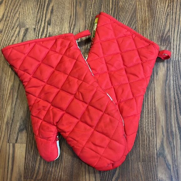 Festive Poinsettia Oven Mitt and Pot Holder six piece Set - Picture 7 of 10